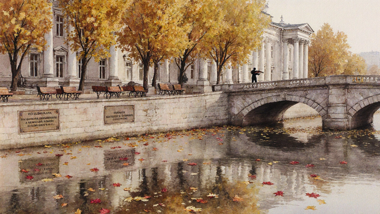 Саратовская набережная осенью с деревянными скамейками и отражением старинных зданий в реке.