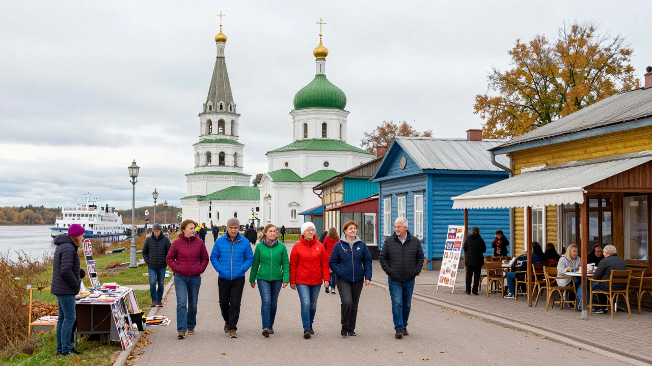 Пассажиры круиза гуляют по историческому городу на Волге с местным гидом.